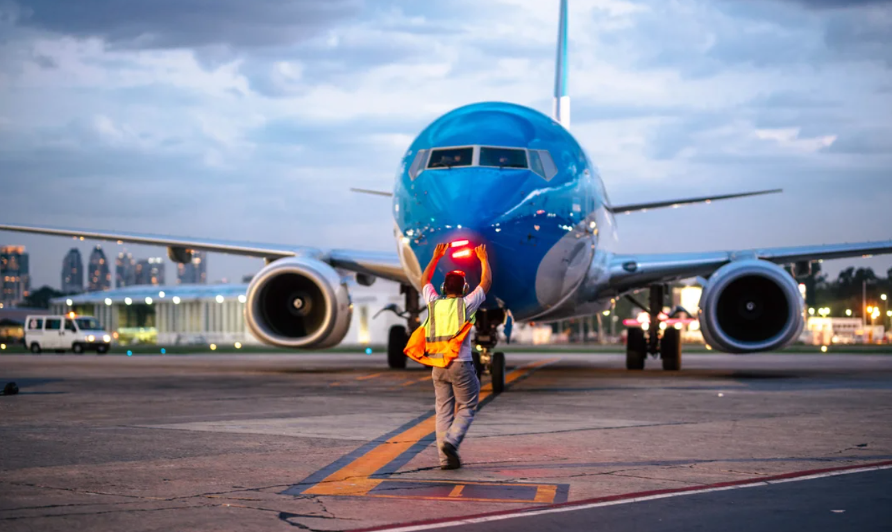 El Gobierno oficializó la declaración como "servicio esencial" del transporte aéreo | Política y Economía