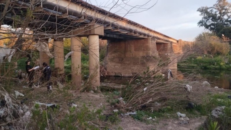 Un joven cayó de un puente ferroviario sobre el Saladillo y murió: investigan si se trató de un robo | Rosario y la región