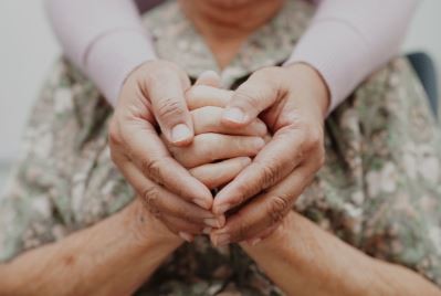 Cuidar a un ser querido que tuvo un ACV requiere más de 500 horas por año | Información General