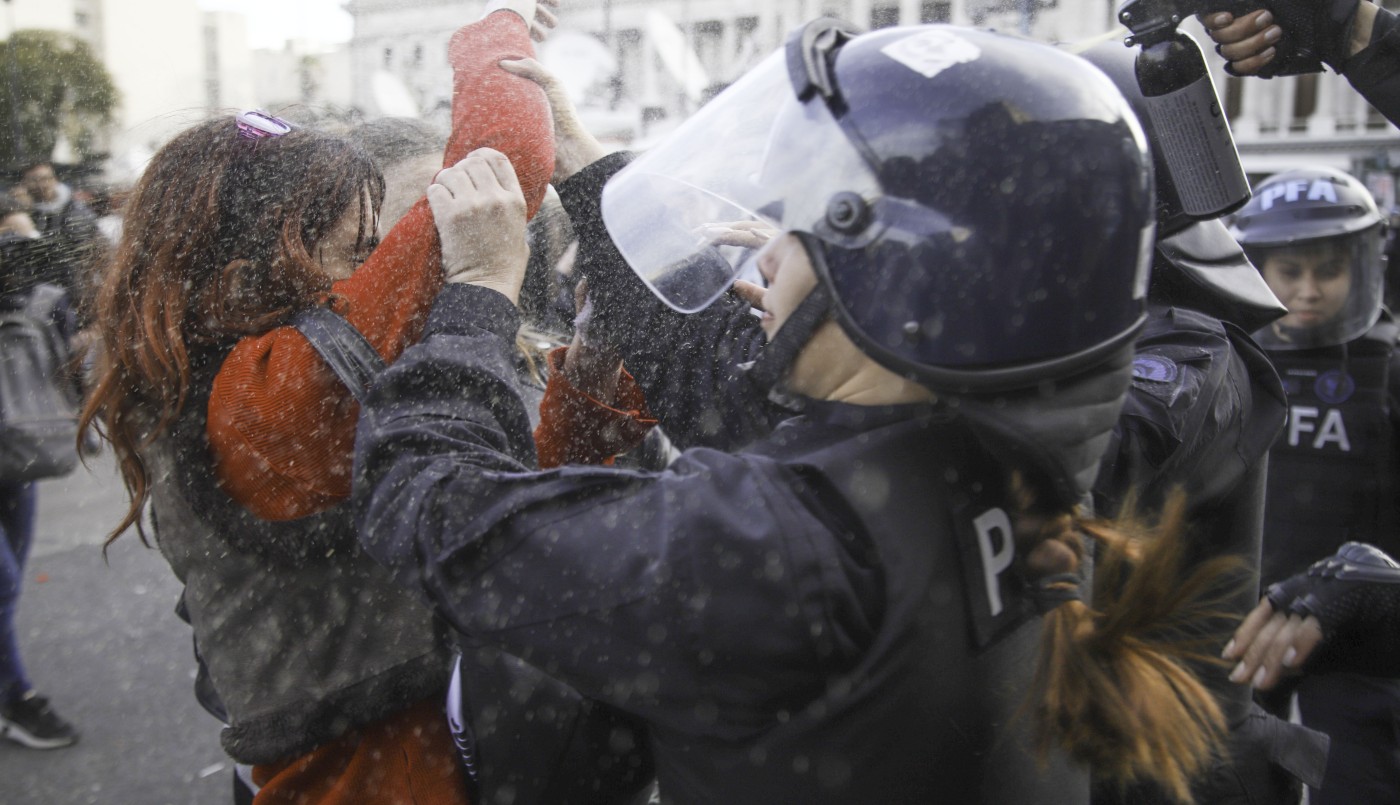 La Policía volvió a reprimir a jubilados frente al Congreso y también fue agredida una diputada | Política y Economía