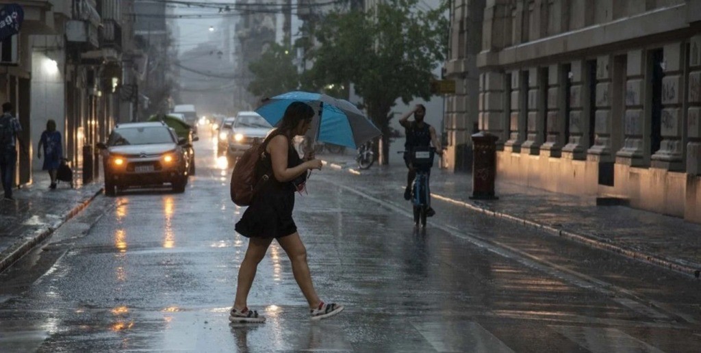 Tiempo en Rosario: mañana fresca con alerta amarilla por tormentas en la ciudad | Rosario y la región