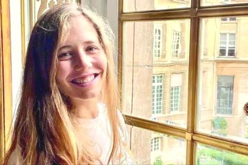 Paseaba por Nápoles con su novio, le cayó una estatua de 2 kilos en la cabeza y murió | Internacionales