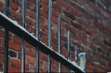 Entre Ríos: olvidó sus llaves, intentó saltar la reja, se quedó enganchado y perdió un testículo | Información General