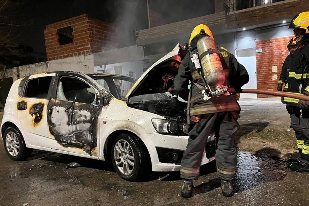 Rosario: se incendió un auto por completo en barrio Belgrano | Rosario y la región