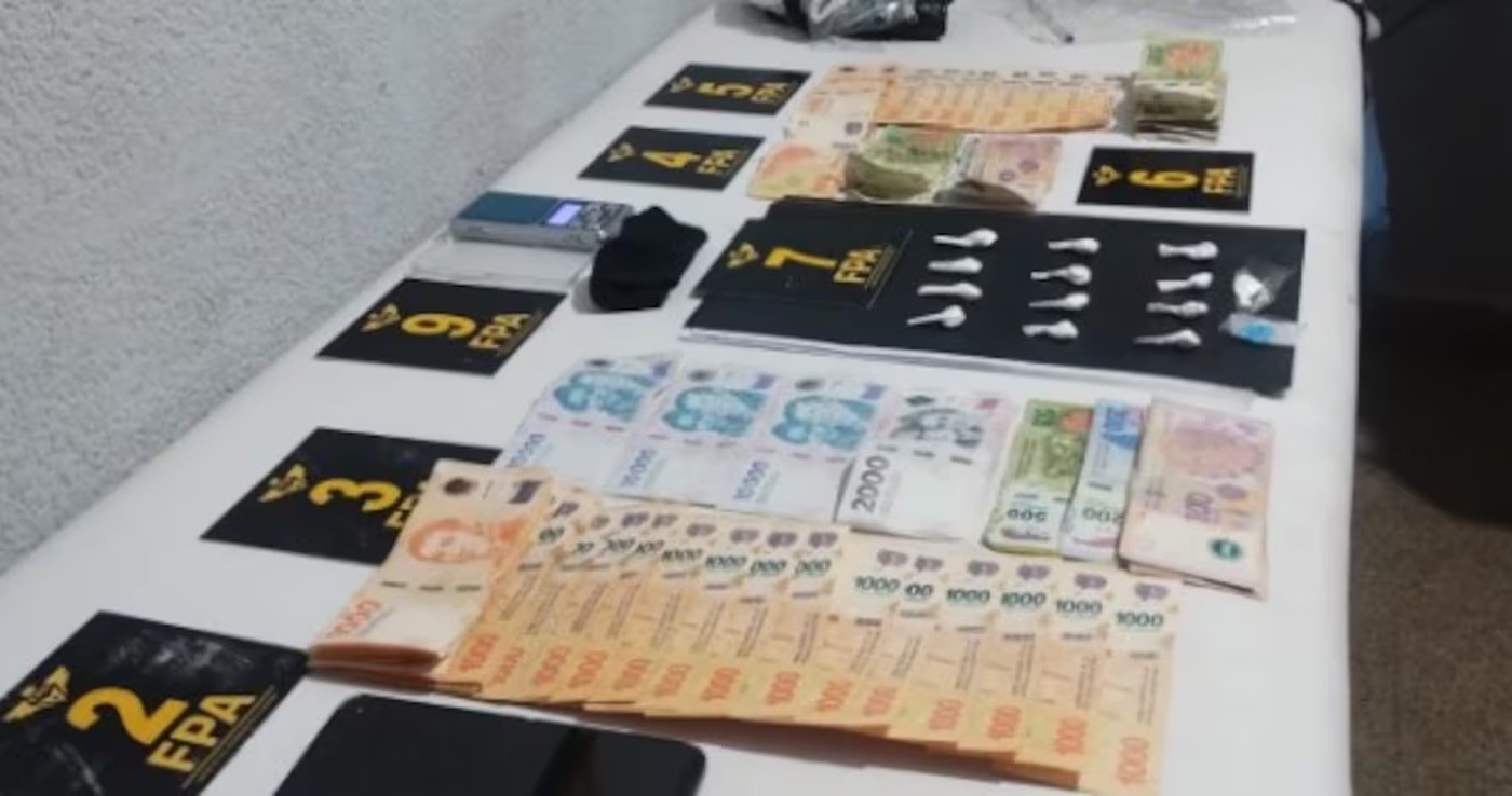 Tenían prisión domiciliaria y vendían drogas desde su casa | Información General