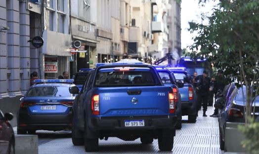 Dos policías fueron detenidos por reemplazar un preso a cambio de dinero cuando lo trasladaban a la comisaría | Información General