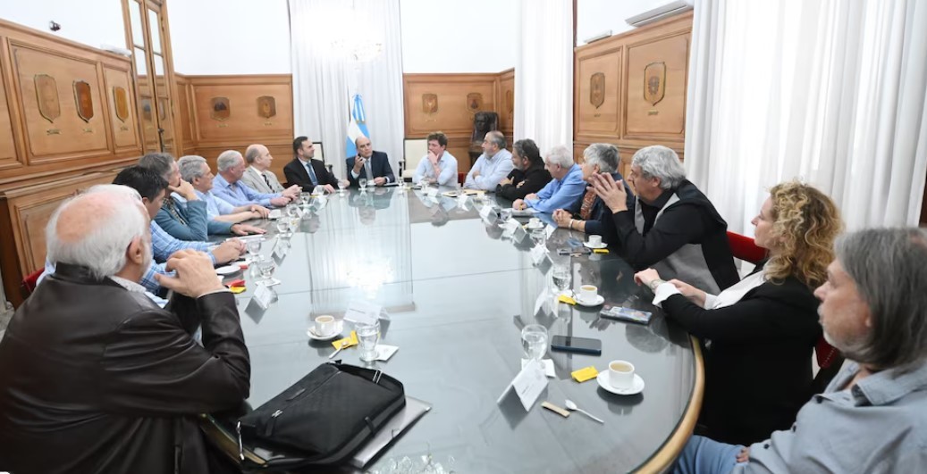 El Gobierno acordó con la CGT revisar temas de la reforma laboral para bajar la tensión social | Política y Economía