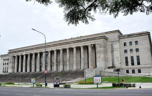 El Gobierno habilitará a las universidades a que le cobren aranceles a extranjeros | Política y Economía