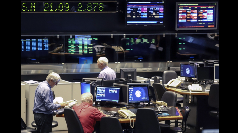 Suben los bonos y el Riesgo País baja a su menor nivel en cuatro años | Política y Economía