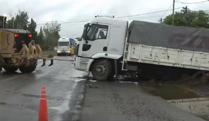 Un camión quedó atrapado en un socavón tras un hundimiento en la ruta 21 | Rosario y la región