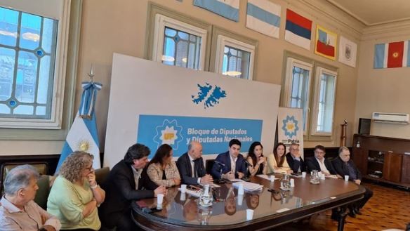 Unión por la Patria pidió el juicio político a Mondino por el acuerdo de Malvinas: "No puede seguir siendo canciller" | Política y Economía