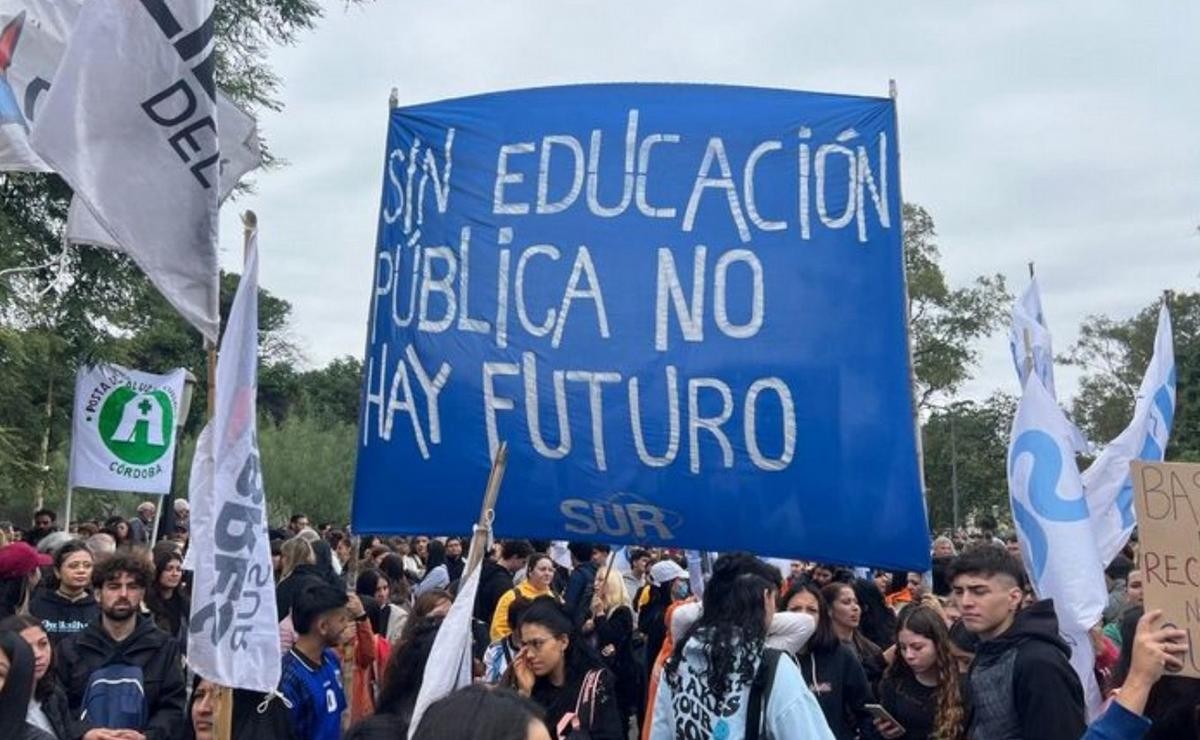 Estudiantes universitarios en la peatonal en apoyo a la educación pública | Rosario y la región