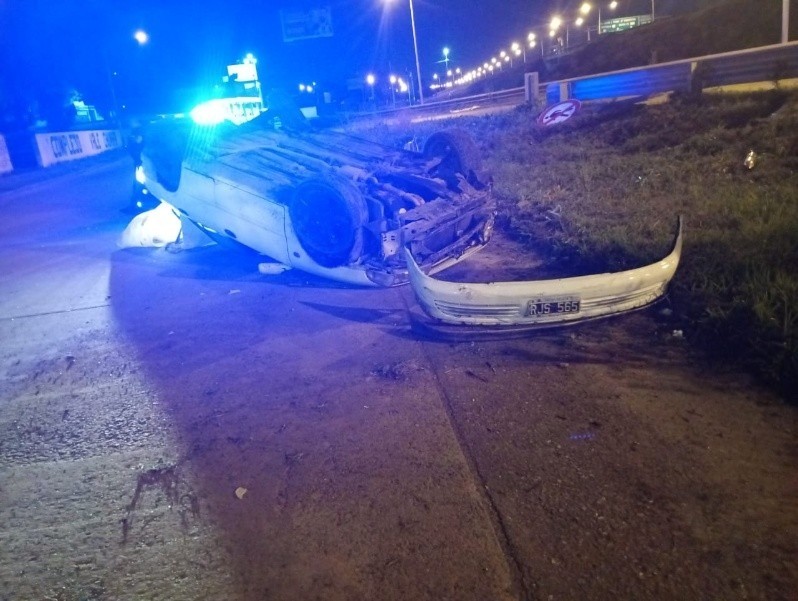 Zona oeste: encontraron un auto volcado y abandonado | Rosario y la región