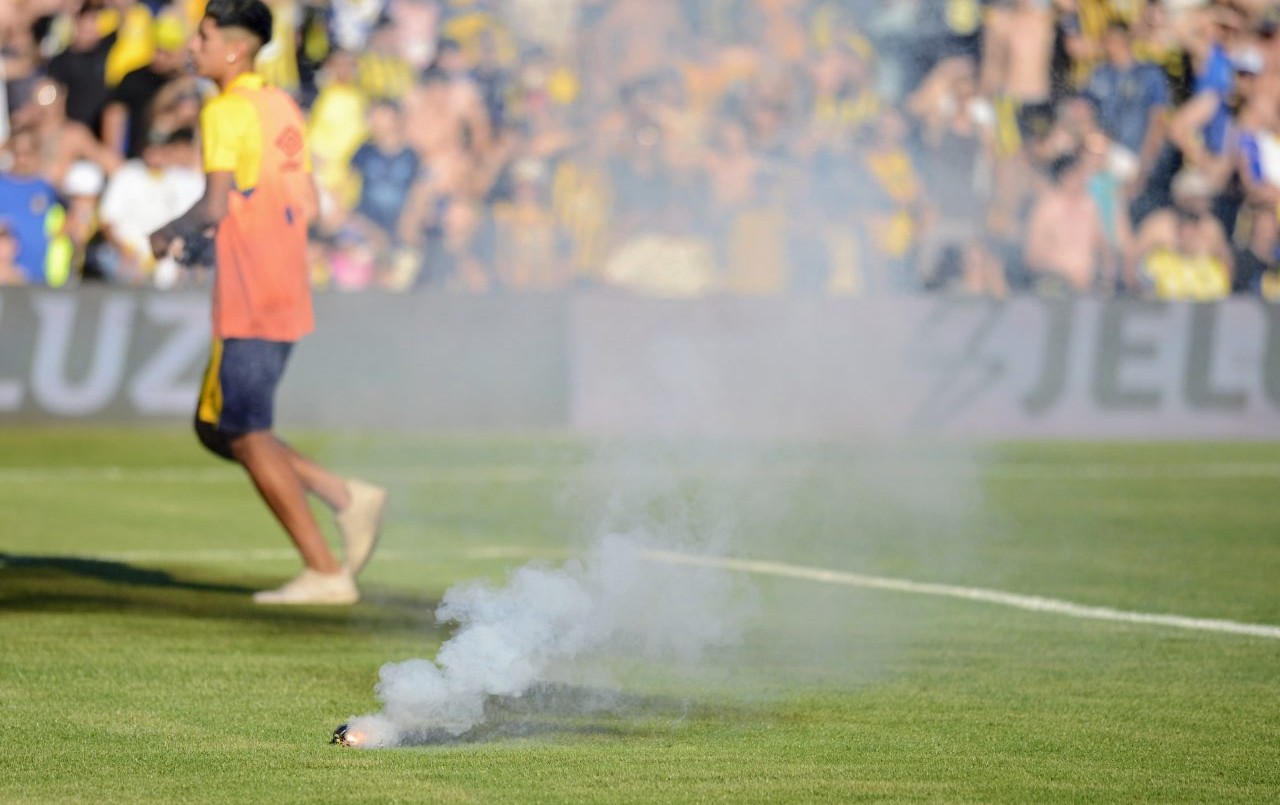 Rosario Central solicitó al gobierno la identificación de los hinchas que arrojaron bombas contra Banfield | Rosario y la región