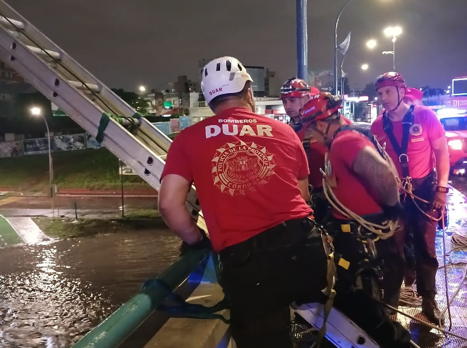 Video: dormía bajo un puente y se despertó en medio de la crecida del río en Córdoba | Información General