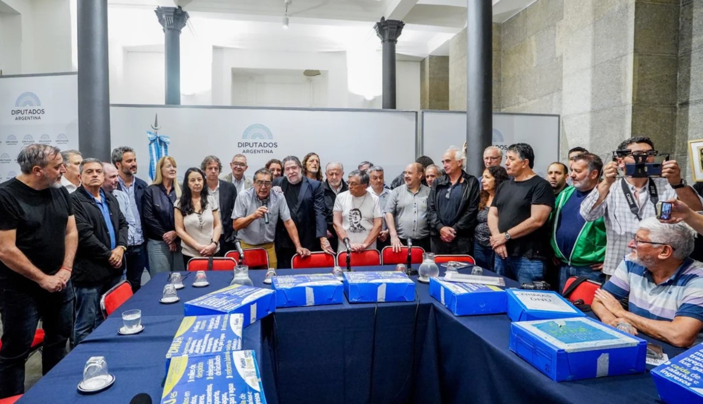 Las CTA y otras 60 organizaciones presentaron firmas en el Congreso contra el mega DNU de Milei | Política y Economía