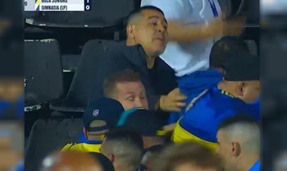 Graves incidentes entre los hinchas de Boca y Gimnasia antes del comienzo del segundo tiempo | Deportes