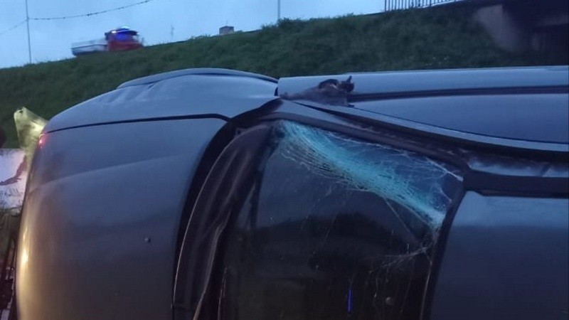 Un auto volcó en el ingreso a Rosario: no hubo heridos | Rosario y la región