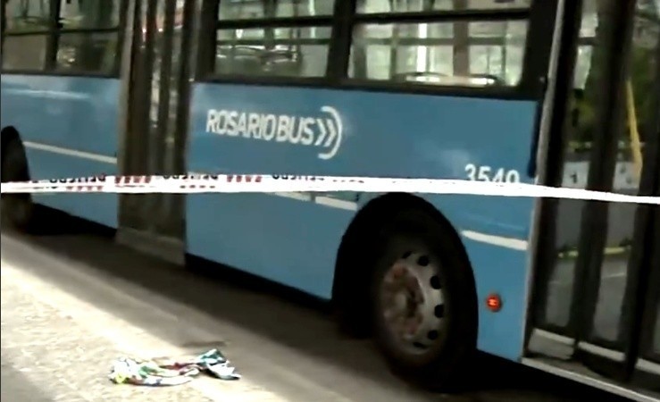 Plaza Sarmiento: una mujer corrió el colectivo, se cayó y una rueda le aplastó una mano | Rosario y la región