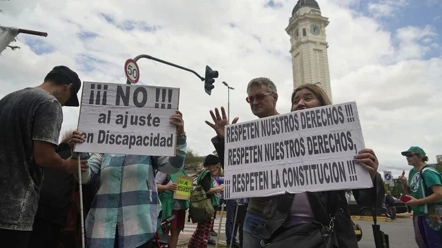 Personas con discapacidad marcharon por la falta de pasajes en la Términal de Ómnibus | Rosario y la región