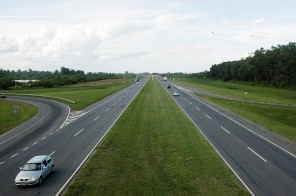 Pusieron una rueda en la autopista y cuando el conductor frenó lo asaltaron | Rosario y la región