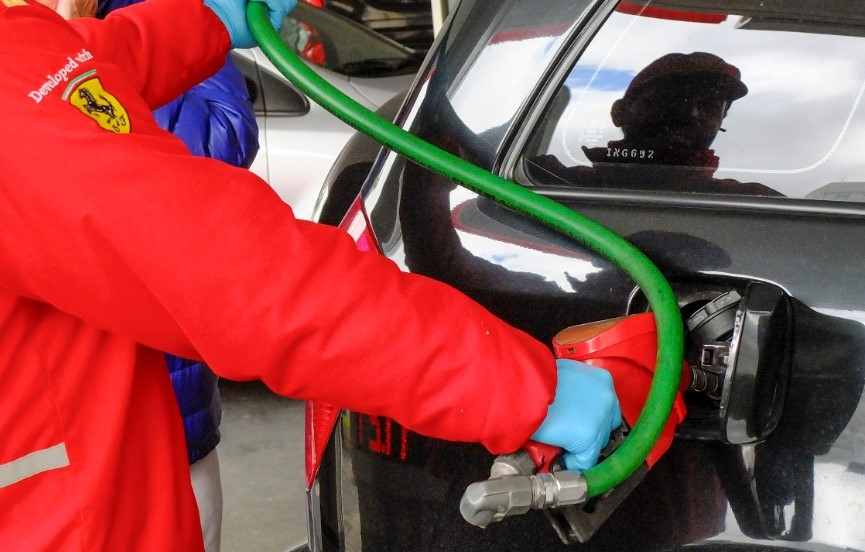 Aumenta la nafta: los combustibles subirán alrededor del 4% desde el viernes | Política y Economía