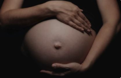 Detienen en Ezeiza a una pareja que se llevaba a una beba recién nacida de un vientre subrogado | Información General