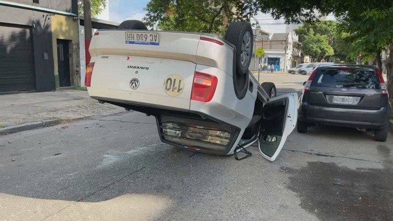 Rosario: perdió el control de su camioneta, rozó un árbol y terminó volcando en medio de la calle | Rosario y la región