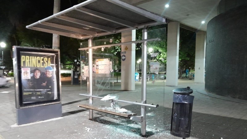 Una pelea de limpiavidrios terminó con una parada de colectivos destrozada en el centro de Rosario | Rosario y la región