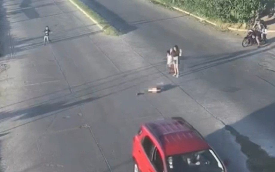 Video: soltó la mano de su mamá mientras cruzaba la calle y lo atropelló un auto | Información General