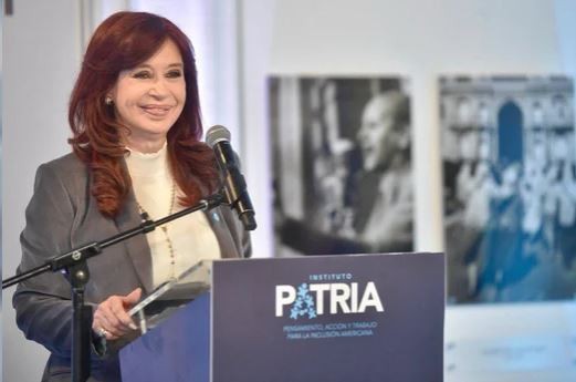 Cristina Kirchner: "Como no me pueden dar una piña, hacen cosas como las que hicieron hoy en Comodoro Py" | Política y Economía