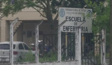Denuncian a un docente de la carrera de enfermería en Tucumán por aprobar a alumnos a cambio de favores sexuales | Información General