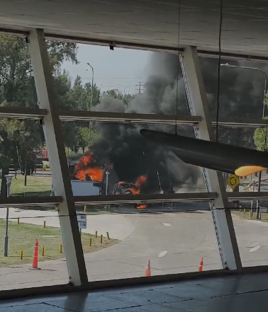 Se incendió un automóvil en el Aeropuerto Internacional de Rosario | Rosario y la región