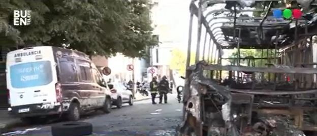 Se incendiaron un colectivo y una ambulancia en Almagro | Información General