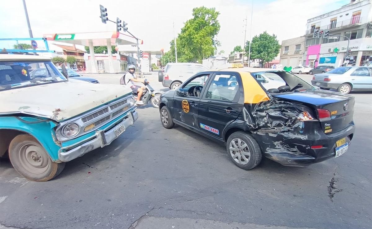 Un taxi y un flete chocaron en Ovidio Lagos y Uriburu | Rosario y la región