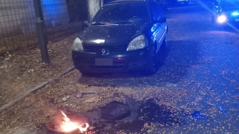 Tiraron una cubierta prendida fuego contra la sede de la PDI en Rosario | Rosario y la región