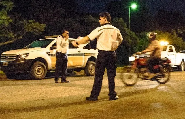 Manejaba borracho su moto, no quiso entregar el vehículo y lo detuvieron | Rosario y la región