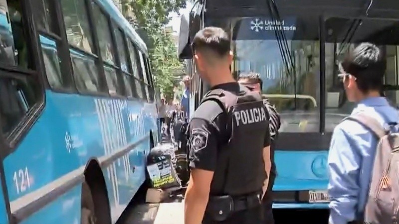 Se salvó de milagro: un cadete en moto quedó atrapado entre dos colectivos | Rosario y la región