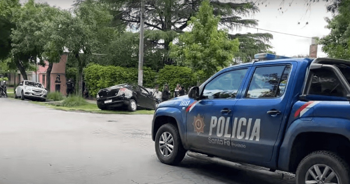 Dos autos terminaron en una zanja tras un siniestro en zona oeste | Rosario y la región