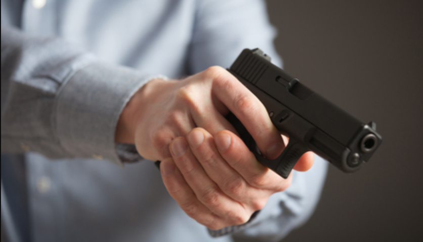 El Gobierno bajó la edad mínima para poder ser legítimo usuario de armas de 21 a 18 años | Política y Economía