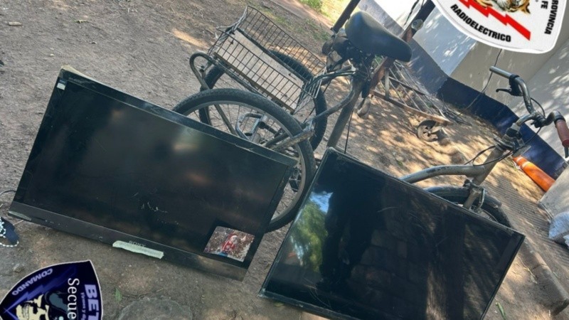 Trasladaba dos televisores en bicicleta y lo detuvieron | Rosario y la región