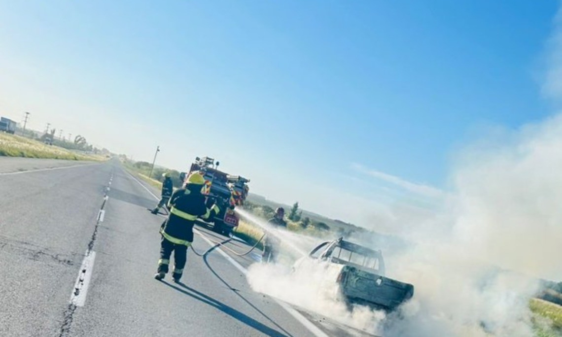 Un vehículo se prendió fuego en la autopista Rosario-Córdoba | Rosario y la región