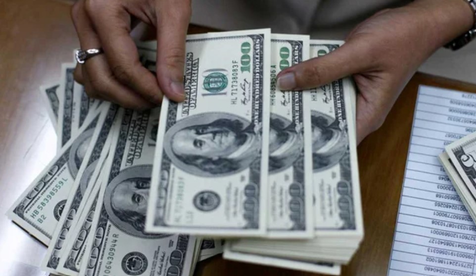 El dólar blue volvió a bajar y cerró la semana por debajo de los $1.200 | Política y Economía
