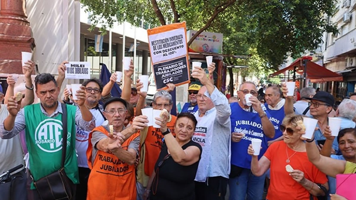 Jubilados realizaron su tradicional brindis con pan y agua para visibilizar su crítica situación económica | Rosario y la región