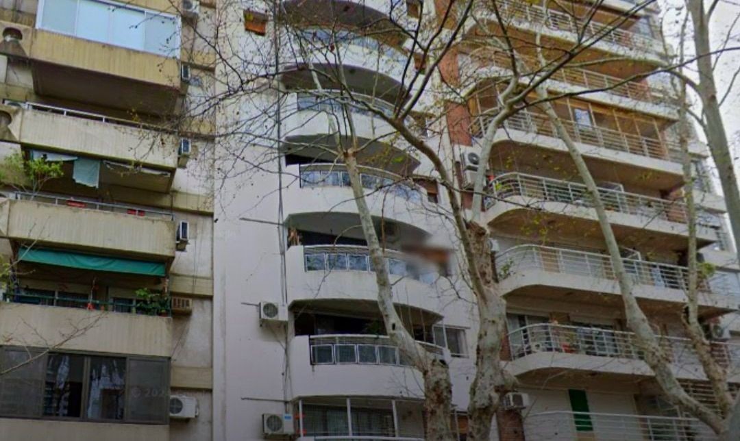 Murió un hombre al caer de un balcón: investigan si intentaba escapar luego de un intento de estafa con dólares | Rosario y la región