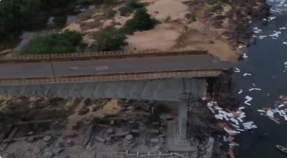 Brasil: cedió un puente y tres camiones cayeron al río | Internacionales