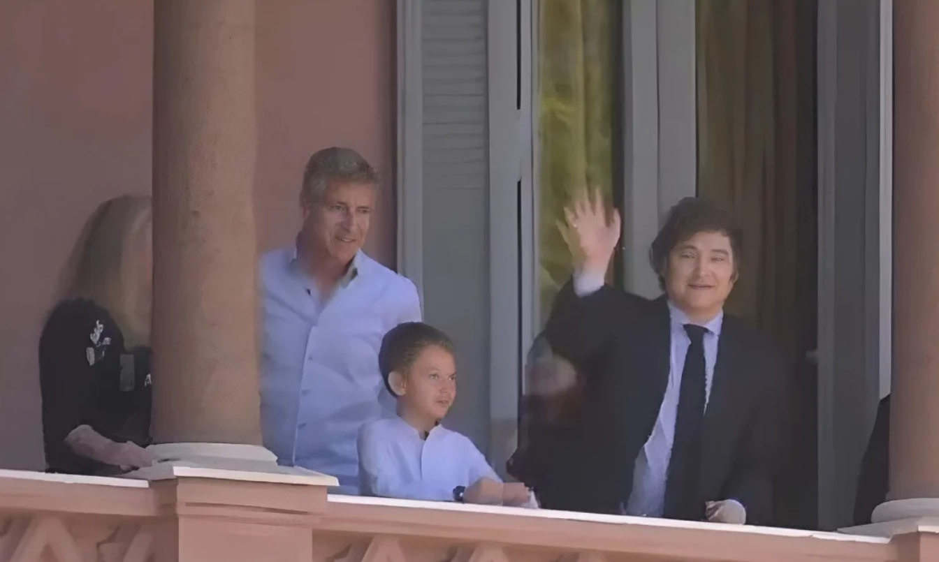 Javier Milei recibió a Martín Palermo en Casa Rosada y salieron a saludar al balcón | Política y Economía