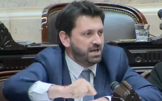 La furia de los radicales “sin peluca” por la foto del bloque UCR con Milei: “Arrastrados como gusanos” | Política y Economía