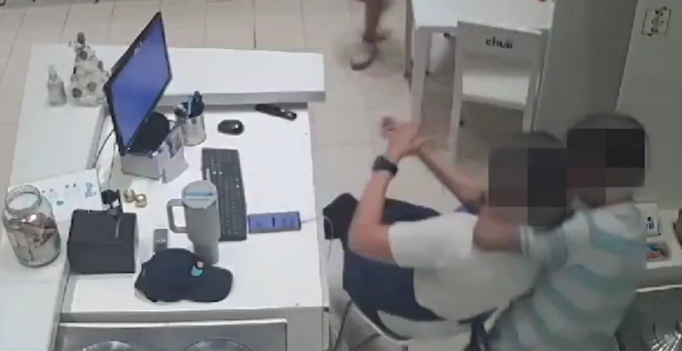 Video: dos adolescentes de 14 años golpearon y asaltaron a la empleada de una heladería en Córdoba | Información General