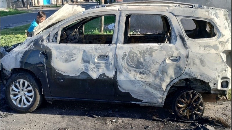 Incendiaron un auto en Dean Funes y Crespo: los restos fueron saqueados | Rosario y la región